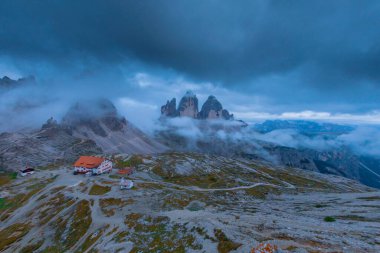Dolomitlerdeki yüksek uçurumlar. Dolomitler dağları. Dolomitler harika. Dolomitler zirve yapar