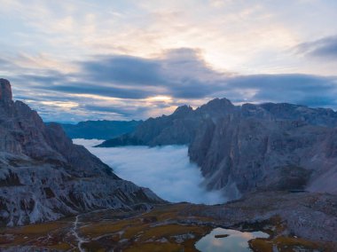 Dolomitlerdeki yüksek uçurumlar. Dolomitler dağları. Dolomitler harika. Dolomitler zirve yapar