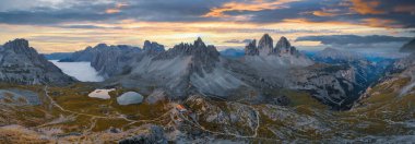 Dolomitlerdeki yüksek uçurumlar. Dolomitler dağları. Dolomitler harika. Dolomitler zirve yapar