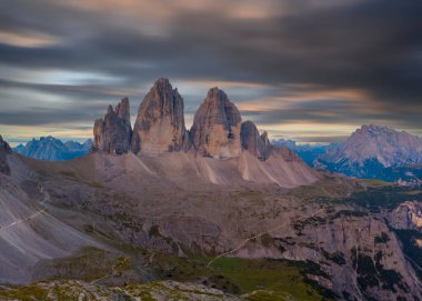 Dolomitlerdeki yüksek uçurumlar. Dolomitler dağları. Dolomitler harika. Dolomitler zirve yapar