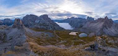 Dolomitlerdeki yüksek uçurumlar. Dolomitler dağları. Dolomitler harika. Dolomitler zirve yapar
