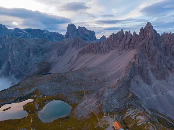 Dolomitlerdeki yüksek uçurumlar. Dolomitler dağları. Dolomitler harika. Dolomitler zirve yapar