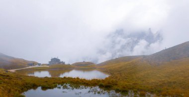 Arka planda Cimon della Pala zirvesi olan Baita Segantini Dağı 'nın görkemli akşam manzarası. Dolomiti Alpleri 'nin muhteşem yaz sahnesi, Trentino ili, İtalya, Avrupa. Retro stilizasyon.