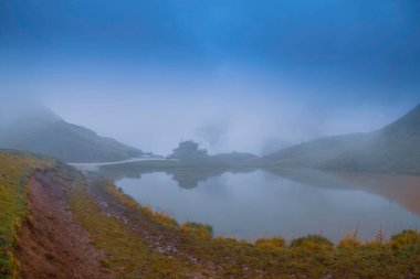 Arka planda Cimon della Pala zirvesi olan Baita Segantini Dağı 'nın görkemli akşam manzarası. Dolomiti Alpleri 'nin muhteşem yaz sahnesi, Trentino ili, İtalya, Avrupa. Retro stilizasyon.