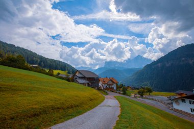 Ortisei 'deki Aziz Jacob Kilisesi manzarası. Güney Tyrol, İtalya