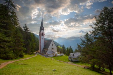 Ortisei 'deki Aziz Jacob Kilisesi manzarası. Güney Tyrol, İtalya