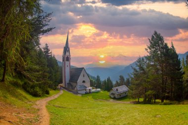 Ortisei 'deki Aziz Jacob Kilisesi manzarası. Güney Tyrol, İtalya