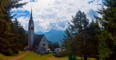 Ortisei 'deki Aziz Jacob Kilisesi manzarası. Güney Tyrol, İtalya