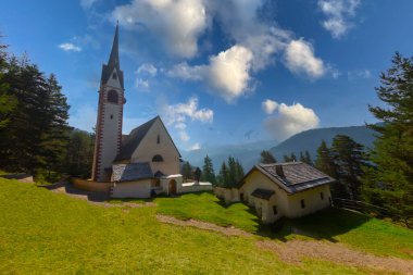 Ortisei 'deki Aziz Jacob Kilisesi manzarası. Güney Tyrol, İtalya