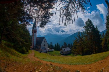 Ortisei 'deki Aziz Jacob Kilisesi manzarası. Güney Tyrol, İtalya