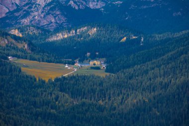 Dolomites Dağı 'ndaki Misurina Gölü, İtalyan Alpleri, Belluno, İtalya.
