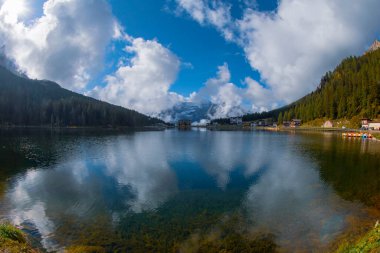 Dolomites Dağı 'ndaki Misurina Gölü, İtalyan Alpleri, Belluno, İtalya.