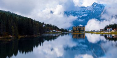 Dolomites Dağı 'ndaki Misurina Gölü, İtalyan Alpleri, Belluno, İtalya.