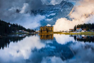 Dolomites Dağı 'ndaki Misurina Gölü, İtalyan Alpleri, Belluno, İtalya.