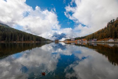 Dolomites Dağı 'ndaki Misurina Gölü, İtalyan Alpleri, Belluno, İtalya.