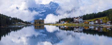 Dolomites Dağı 'ndaki Misurina Gölü, İtalyan Alpleri, Belluno, İtalya.