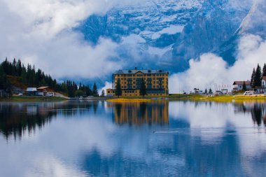 Dolomites Dağı 'ndaki Misurina Gölü, İtalyan Alpleri, Belluno, İtalya.