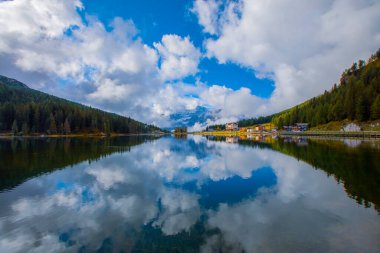 Dolomites Dağı 'ndaki Misurina Gölü, İtalyan Alpleri, Belluno, İtalya.