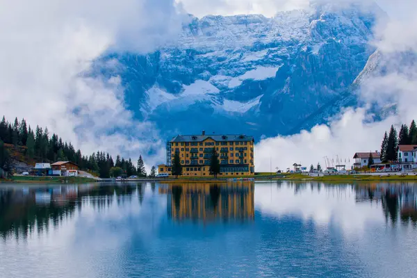 Dolomites Dağı 'ndaki Misurina Gölü, İtalyan Alpleri, Belluno, İtalya.