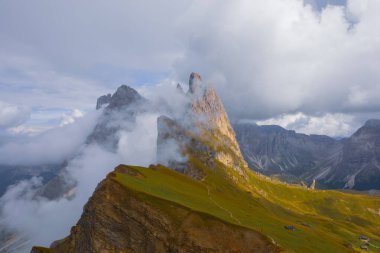 Dolomite Alpleri 'nin muhteşem manzarası. Dolomites, İtalya 'da Seceda tepesi. Sanatsal resim. Güzellik dünyası.