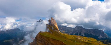Dolomite Alpleri 'nin muhteşem manzarası. Dolomites, İtalya 'da Seceda tepesi. Sanatsal resim. Güzellik dünyası.
