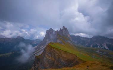 Dolomite Alpleri 'nin muhteşem manzarası. Dolomites, İtalya 'da Seceda tepesi. Sanatsal resim. Güzellik dünyası.