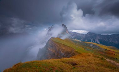 Dolomite Alpleri 'nin muhteşem manzarası. Dolomites, İtalya 'da Seceda tepesi. Sanatsal resim. Güzellik dünyası.