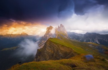 Dolomite Alpleri 'nin muhteşem manzarası. Dolomites, İtalya 'da Seceda tepesi. Sanatsal resim. Güzellik dünyası.