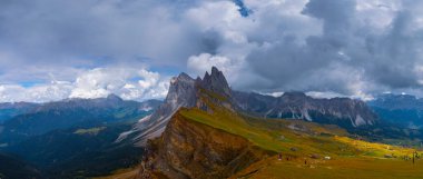 Dolomite Alpleri 'nin muhteşem manzarası. Dolomites, İtalya 'da Seceda tepesi. Sanatsal resim. Güzellik dünyası.