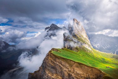 Dolomite Alpleri 'nin muhteşem manzarası. Dolomites, İtalya 'da Seceda tepesi. Sanatsal resim. Güzellik dünyası.