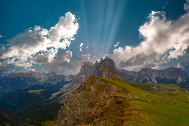 Dolomite Alpleri 'nin muhteşem manzarası. Dolomites, İtalya 'da Seceda tepesi. Sanatsal resim. Güzellik dünyası.