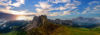 Dolomite Alpleri 'nin muhteşem manzarası. Dolomites, İtalya 'da Seceda tepesi. Sanatsal resim. Güzellik dünyası.