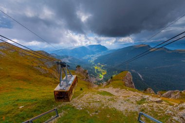 Dolomite Alpleri 'nin muhteşem manzarası. Dolomites, İtalya 'da Seceda tepesi. Sanatsal resim. Güzellik dünyası.
