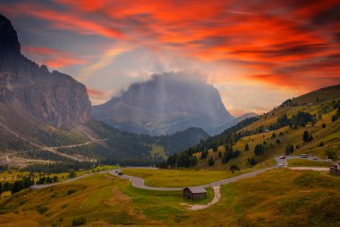 Passo Gardena 'da sonbahar manzarası, Güney Tyrol, Dolomitler, İtalya. İtalya 'nın Güney Tyrol bölgesindeki Passo Gardena bölgesindeki pitoresk Dolomitlerin dağ manzarası.