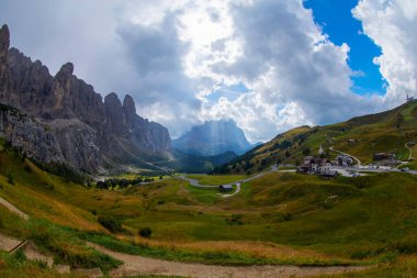 Passo Gardena 'da sonbahar manzarası, Güney Tyrol, Dolomitler, İtalya. İtalya 'nın Güney Tyrol bölgesindeki Passo Gardena bölgesindeki pitoresk Dolomitlerin dağ manzarası.