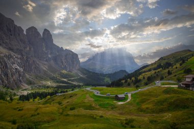 Passo Gardena 'da sonbahar manzarası, Güney Tyrol, Dolomitler, İtalya. İtalya 'nın Güney Tyrol bölgesindeki Passo Gardena bölgesindeki pitoresk Dolomitlerin dağ manzarası.