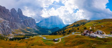 Passo Gardena 'da sonbahar manzarası, Güney Tyrol, Dolomitler, İtalya. İtalya 'nın Güney Tyrol bölgesindeki Passo Gardena bölgesindeki pitoresk Dolomitlerin dağ manzarası.