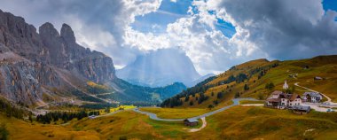 Passo Gardena 'da sonbahar manzarası, Güney Tyrol, Dolomitler, İtalya. İtalya 'nın Güney Tyrol bölgesindeki Passo Gardena bölgesindeki pitoresk Dolomitlerin dağ manzarası.