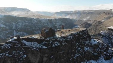 Ani Harabeleri, Türkiye 'nin Kars ilçesinde yıkılmış ve ıssız bir ortaçağ Ermeni kasabasına ev sahipliği yapıyor.