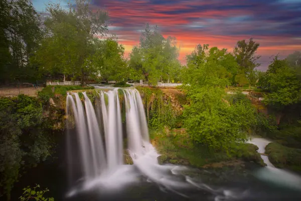 Antalya Dden şelalesinin olağanüstü doğa manzarası