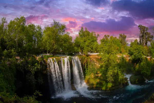 Antalya Dden şelalesinin olağanüstü doğa manzarası