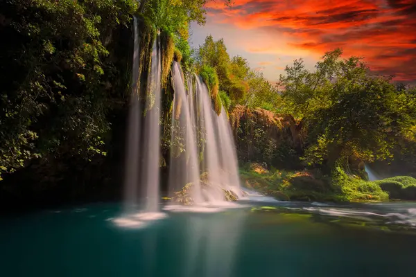 Antalya Dden şelalesinin olağanüstü doğa manzarası