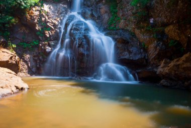 Ormanda şelale manzarası. Erikli şelalesi, Yalova.