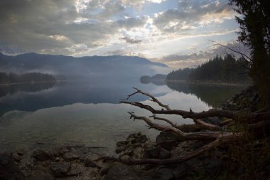 Zugspitze sıradağlarıyla Eibsee Gölü.