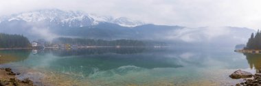 Zugspitze sıradağlarıyla Eibsee Gölü.