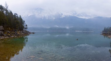 Zugspitze sıradağlarıyla Eibsee Gölü.