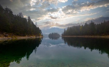 Zugspitze sıradağlarıyla Eibsee Gölü.