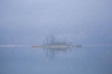 Zugspitze sıradağlarıyla Eibsee Gölü.