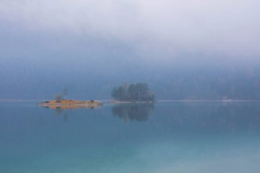 Zugspitze sıradağlarıyla Eibsee Gölü.