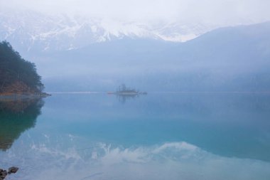 Zugspitze sıradağlarıyla Eibsee Gölü.